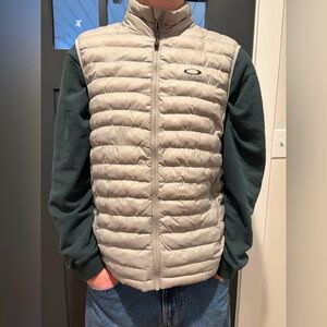 Oakley Men's grey puffer sz small